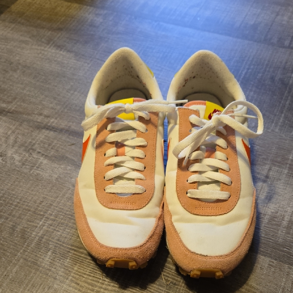 Nike Athletic Shoes White and Pink